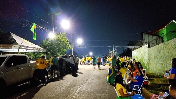 Bolsonaristas voltam a descumprir ordem da Justiça e fecham ruas Valério Magalhães e Colômbia, em frente ao 4° BIS